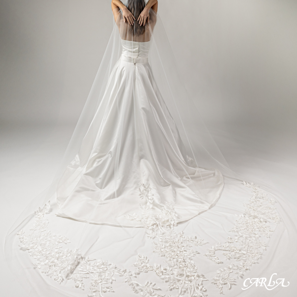 VEIL WITH LARGE LACE RAMAGE ON TAIL