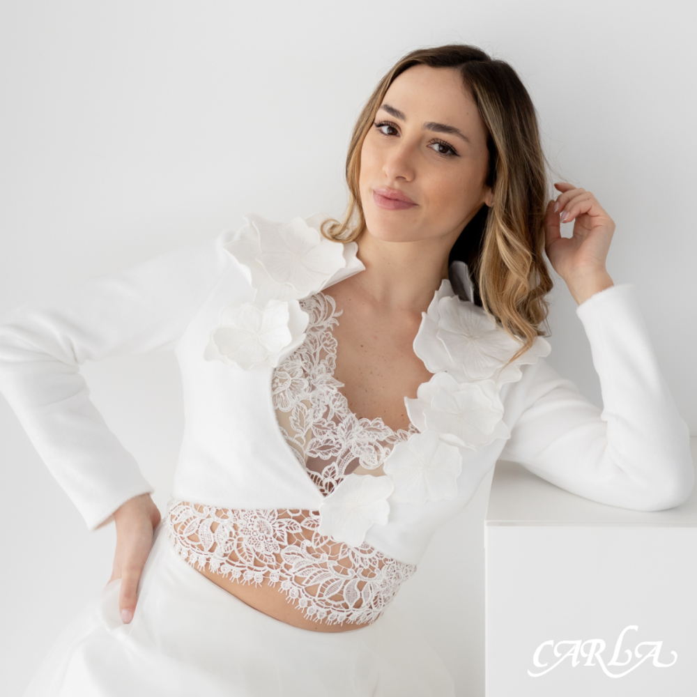 SWEATER, DEEP V NECKLINE WITH FLOWER COLLAR