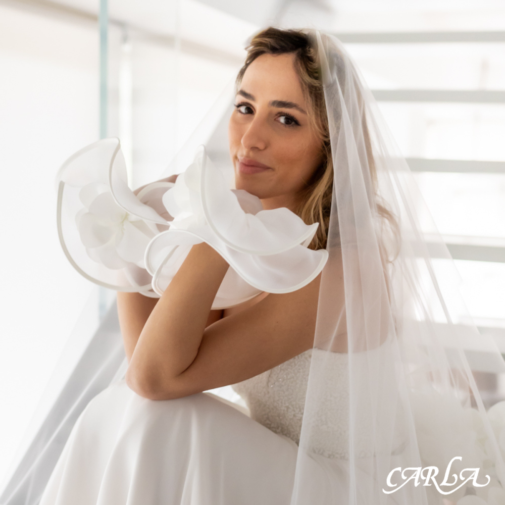 GUANTO CON BORDO RUCHES ORGANZA E FIORE